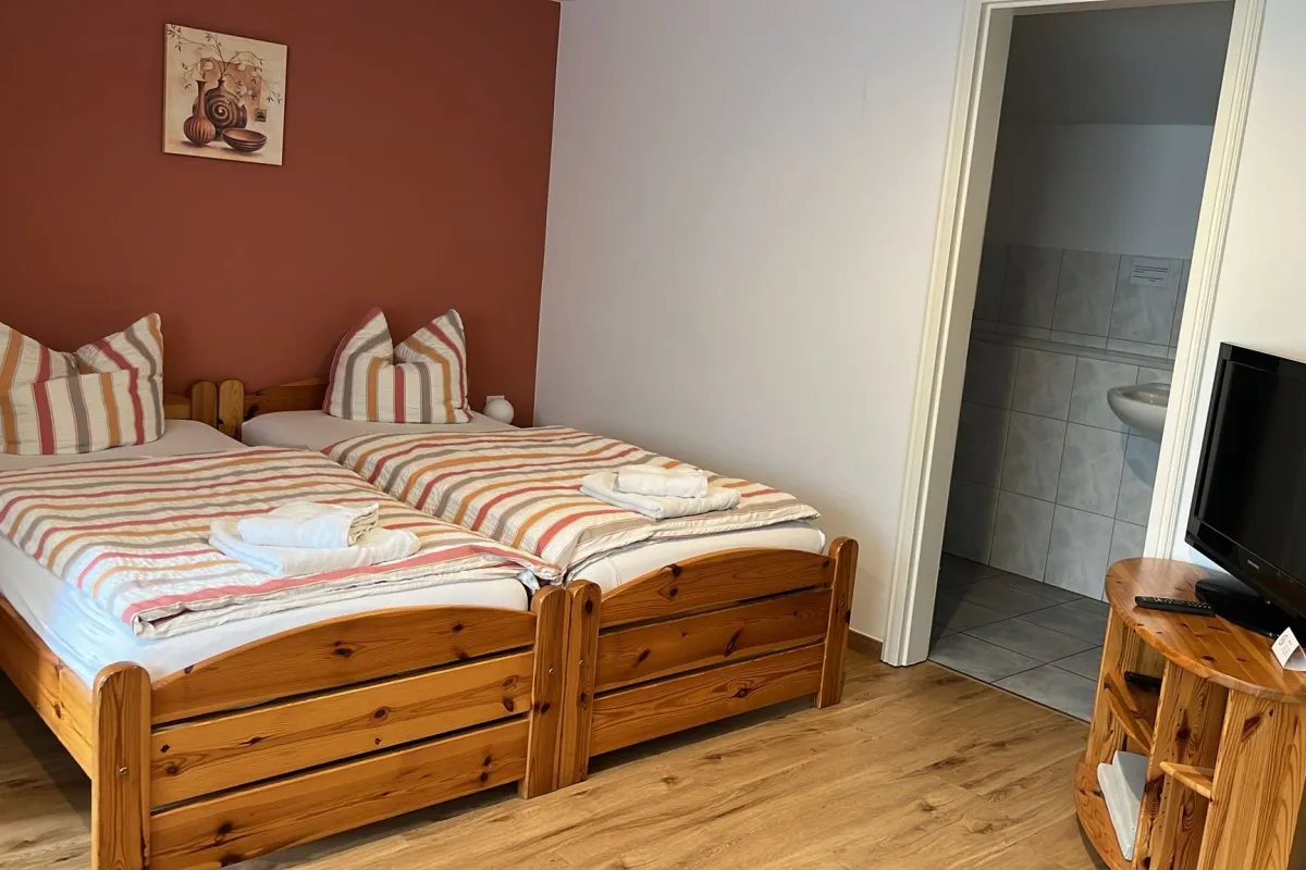 Betten im ebenerdigen Gästezimmer