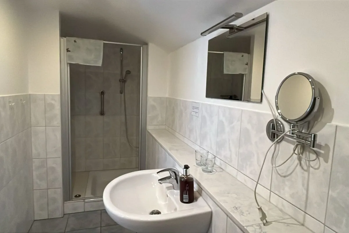Dusche im ebenerdigen Gästezimmer