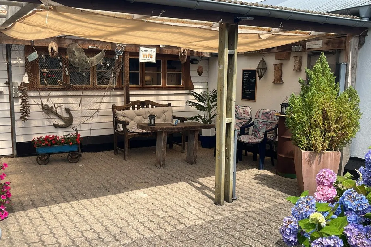 Überdachte Terrasse im Hof