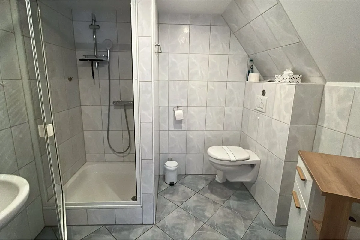 Bad im Zimmer unter Reetdach