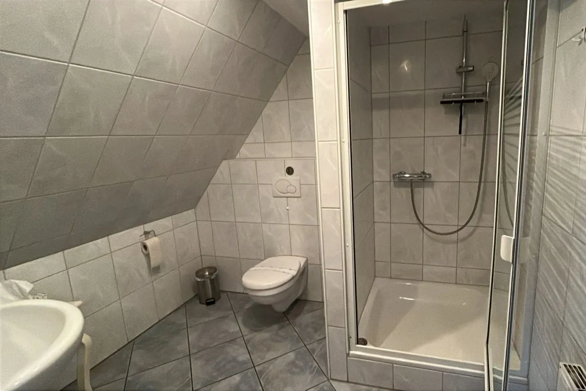 Weiteres Bad im Zimmer unter Reetdach
